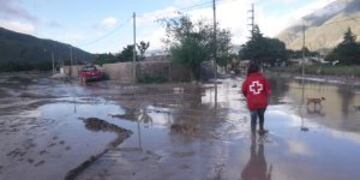 BAS04. JUJUY (ARGENTINA), 12/01/2017.- Fotografu00eda cedida por la Cruz Roja de Argentina que muestra a personal de la organizaciu00f3n en la zona de un alud este miu00e9rcoles, 11 de enero de 2017, en Jujuy (Argentina). Cerca de 500 personas siguen evacuadas hoy en