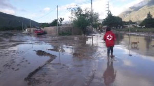 BAS04. JUJUY (ARGENTINA), 12/01/2017.- Fotografu00eda cedida por la Cruz Roja de Argentina que muestra a personal de la organizaciu00f3n en la zona de un alud este miu00e9rcoles, 11 de enero de 2017, en Jujuy (Argentina). Cerca de 500 personas siguen evacuadas hoy en