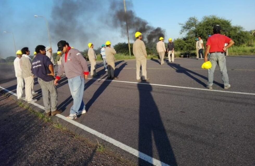 Trabajadores de una fábrica de yeso cortaron la Ruta 6 en Villa la Punta