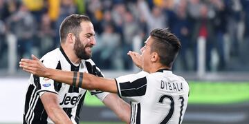 Turin (Italy), 08/04/2017.- Juventus's Gonzalo higuain jubilates with his teammate Paulo Dybala (R) after scoring during the Italian SERIE A soccer match Juventus-Chievo Verona at Juventus Stadium in Turin, Italy, 08 April 2017. (Italia) EFE/EPA/ALESSANDR