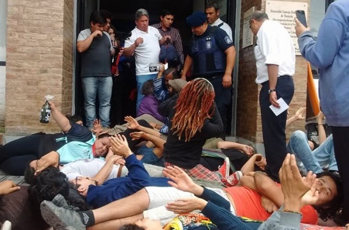 El producto que se va a utilizar en Tunuyán (el bacillus thuringiensis) es inocuo, solo mata a la plaga y según lo que nos han manifestado especialistas, no afecta, y se utiliza en agricultura orgánica\u002E