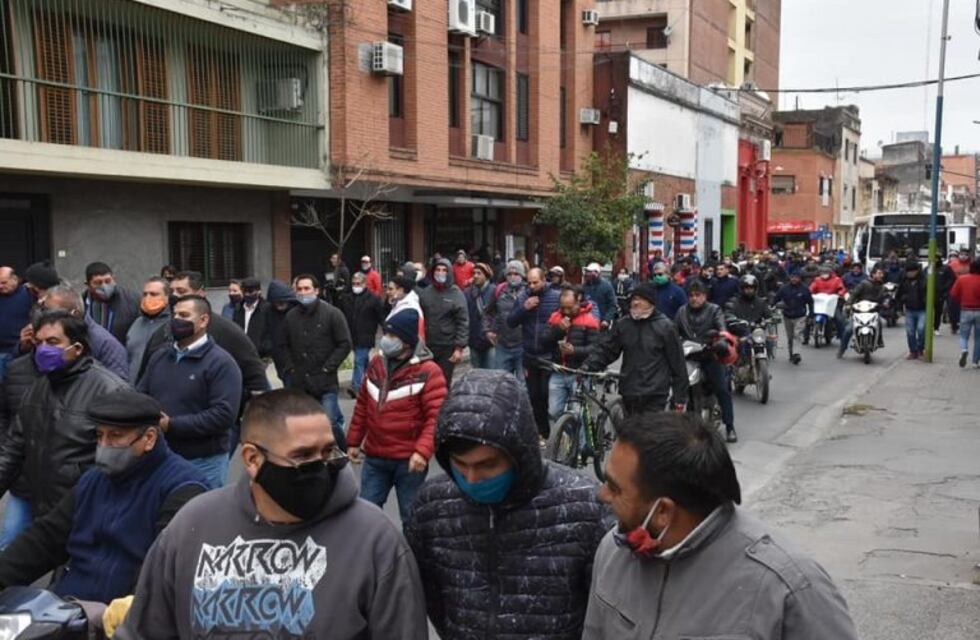 Paro de colectivos: no hubo acuerdo y UTA marchó por las calles tucumanas