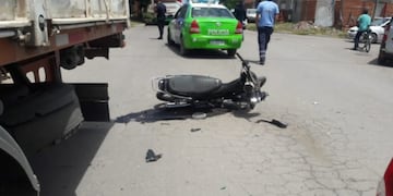 Un motociclista herido tras un choque con un colectivo