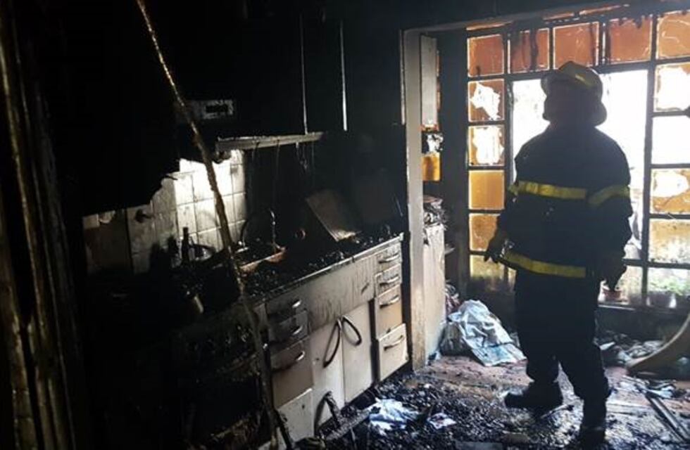 Una abuela resultó herida tras incendiarse su casa