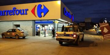 Clausuraron el Carrefour de la Av\u002E Entre Ríos en el macrocentro de Salta