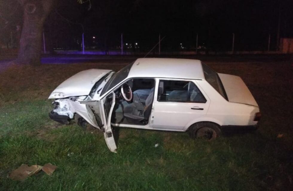 Auto despistó en Circunvalación y terminó impactando contra un árbol