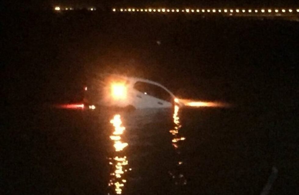 Pareja estacionó a la vera del río y en un descuido terminó con la camioneta en el Paraná
