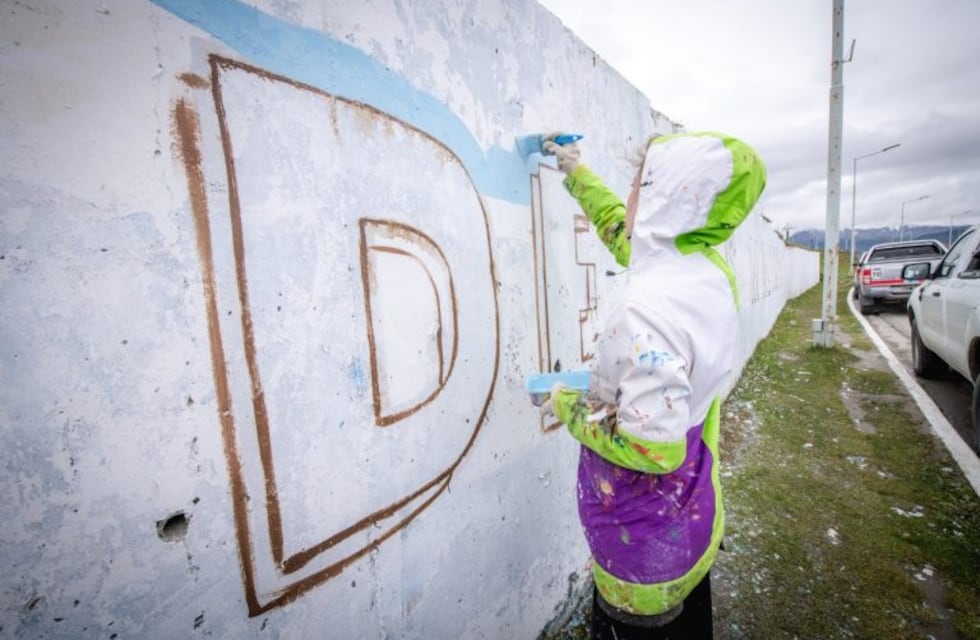 Invitan a vecinos de Ushuaia a participar de la restauración del mural de Malvinas
