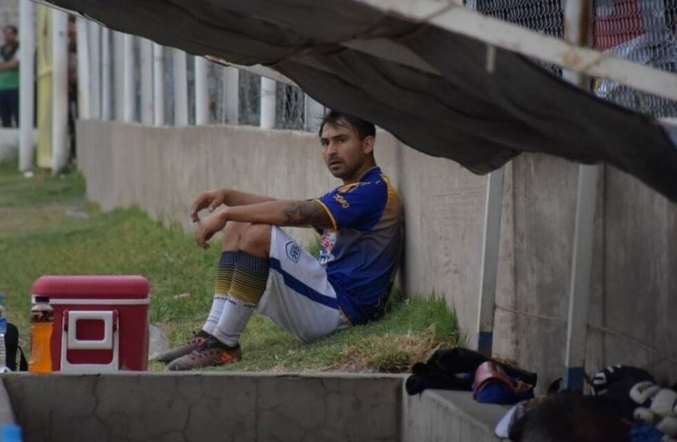 Escándalo: futbolista trompeó a su DT porque lo mandó al banco