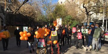 Frente a la legislatura en la peatonal se reunieron padres de chicos en riesgo para reclamar la vacunación para menores de 18 con comorbilidades. Gentileza