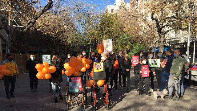 Frente a la legislatura en la peatonal se reunieron padres de chicos en riesgo para reclamar la vacunación para menores de 18 con comorbilidades. Gentileza