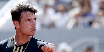Argentina's Juan Ignacio Londero clenches his fist after scoring a point against Spain's Rafael Nadal during their fourth round match of the French Open tennis tournament at the Roland Garros stadium in Paris, Sunday, June 2, 2019\u002E (AP Photo/Michel Euler)
