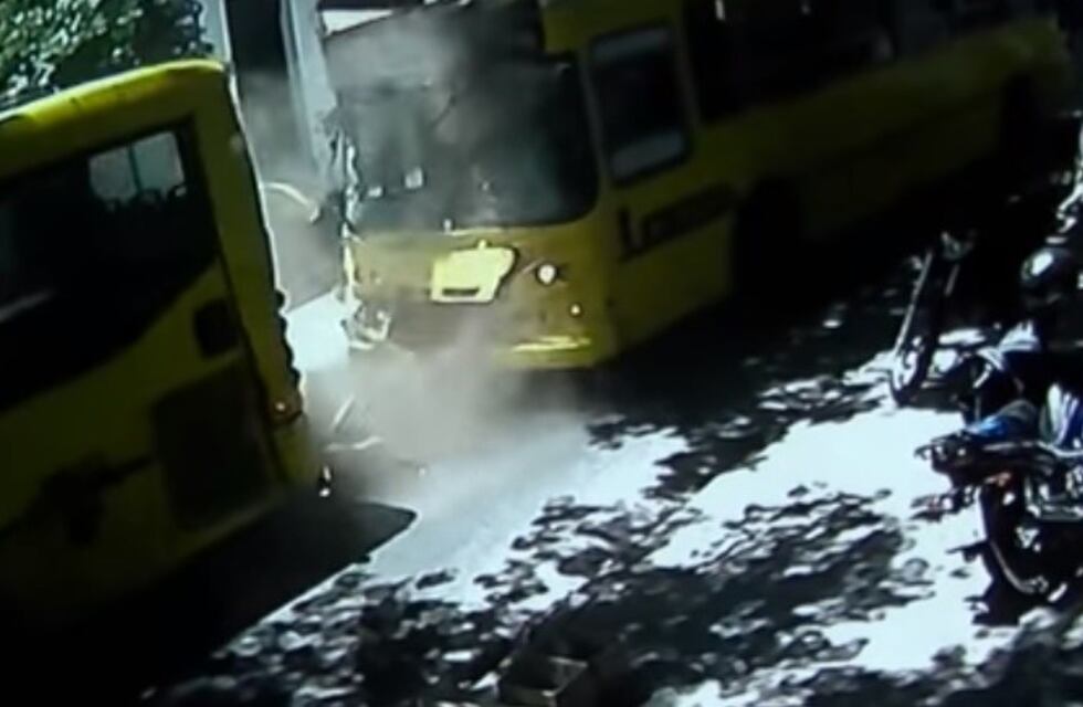 Así fue el impactante choque entre dos colectivos en Arroyito