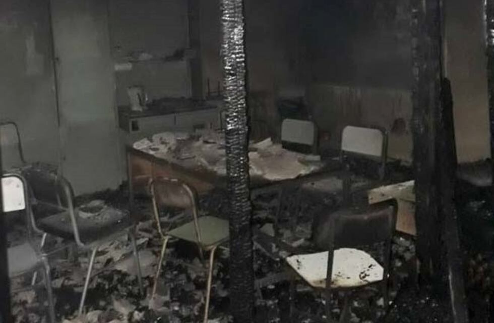 Incendio en una escuela de barrio Somisa dejó un aula totalmente destruida