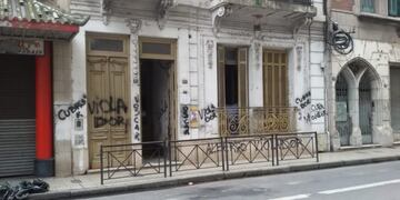 El edificio fue vandalizado el lunes a la noche por allegados a la madre de la víctima\u002E (@maxiklan)