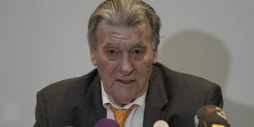 Argentina's Football Association (AFA) acting president, Armando Perez  talks with the international media during a meeting at the AFA headquarters in Buenos Aires on September 12, 2016. / AFP PHOTO / JUAN MABROMATA buenos aires Armando Perez presidente de la afa titular de la asociacion del futbol argentino conferencia de prensa