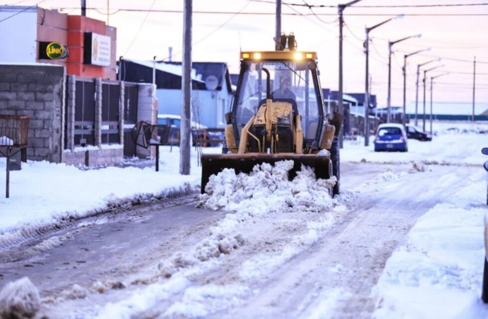 El Municipio de Río Grande montó un importante operativo de limpieza de nieve en las arterias principales