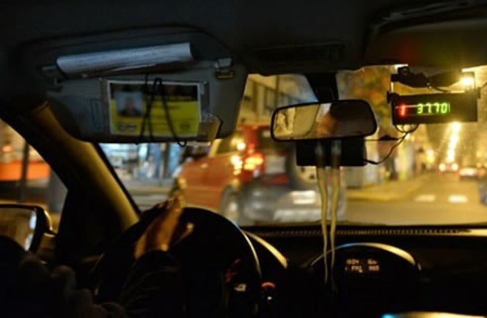 Taxista chocó con una columna de la EPE en medio de la lluvia, pero dio positivo en el test de narcolemia