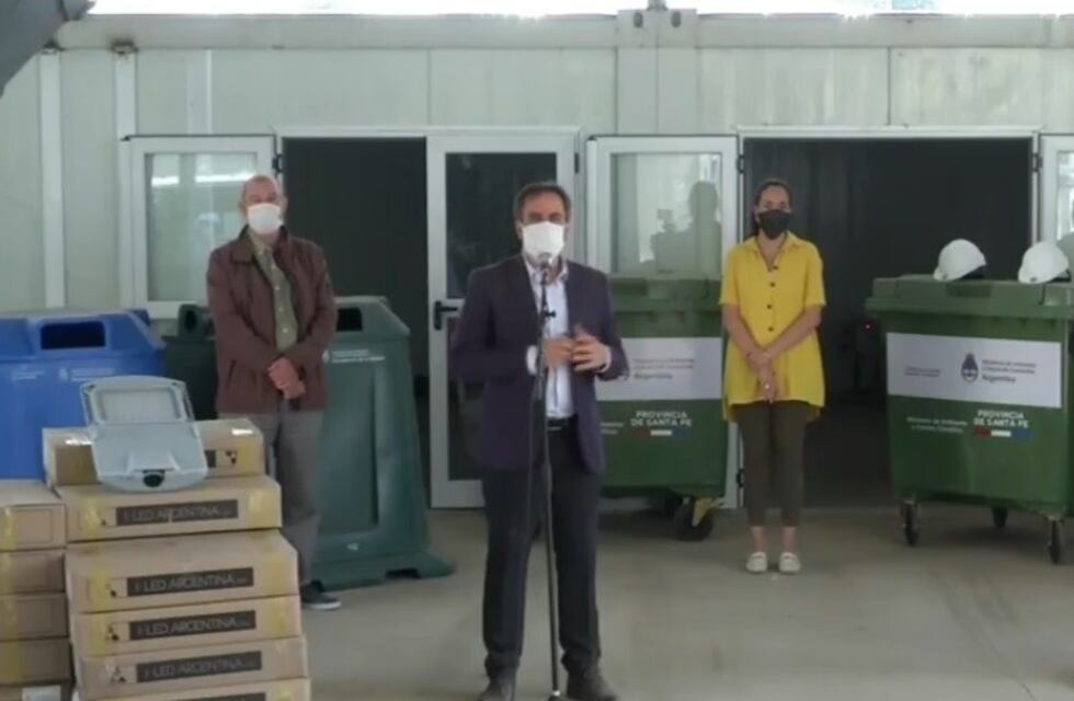 Cabandié recorrió el hospital modular en Baigorria y entregó equipamiento junto a Perotti