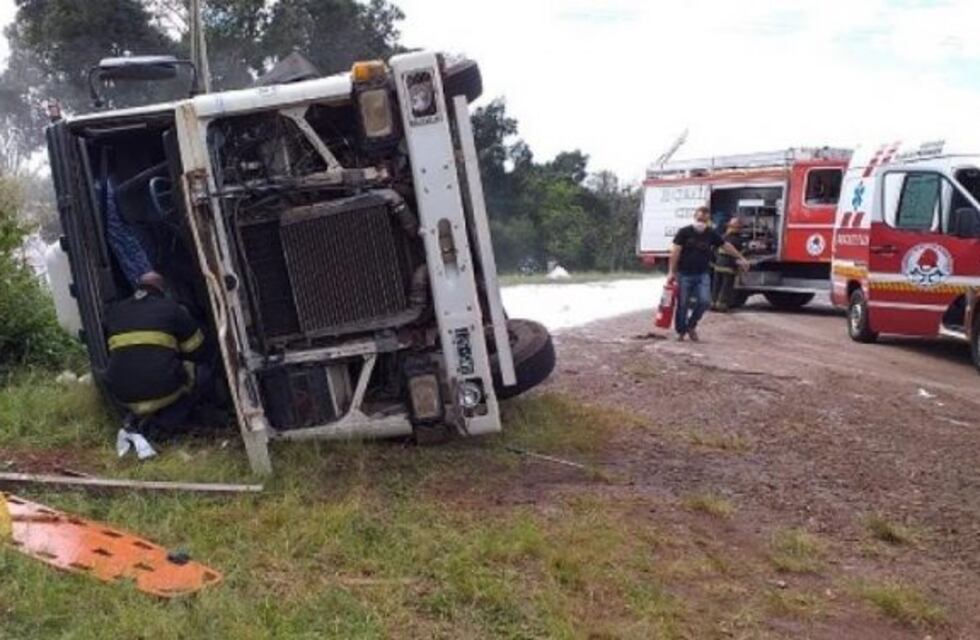 Montecarlo: despistó un camión que transportaba fécula de mandioca