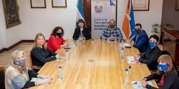 Equipo de Municipio y Gobierno reunidos con Carla Vizzoti\u002E