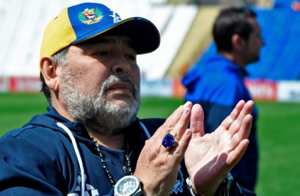 El muñeco de Diego Maradona bailando que es furor en las redes