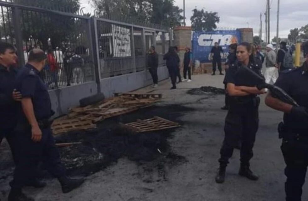 Incidentes en Quilmes entre trabajadores despedidos de un frigorífico y la policía