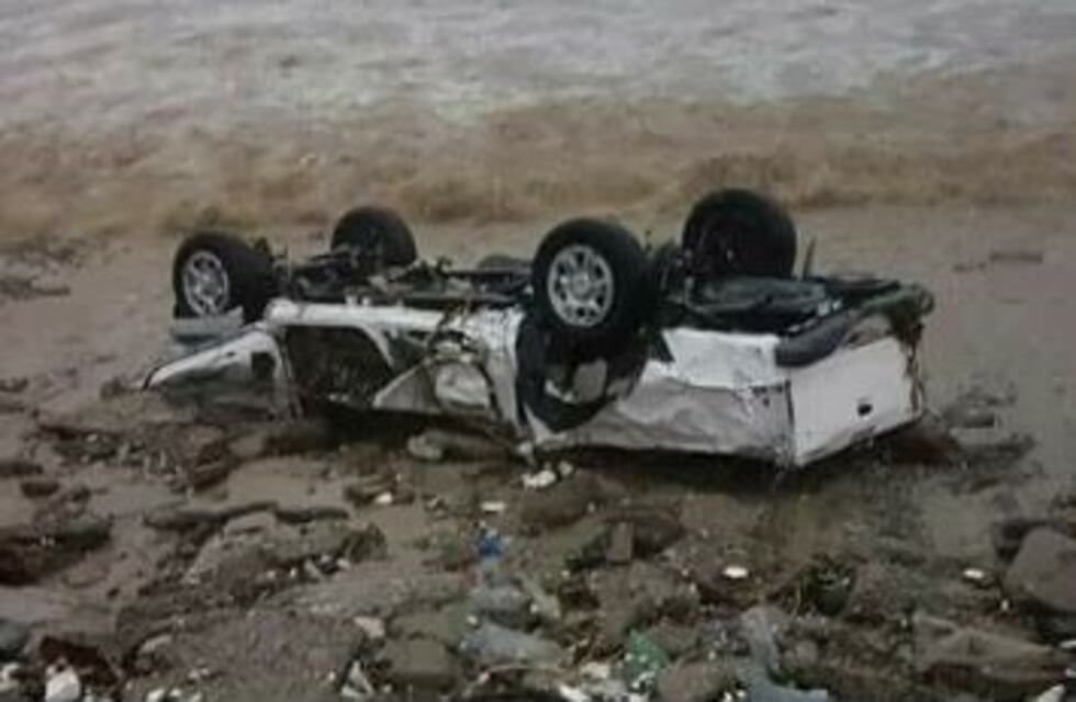 Así quedó la camioneta que se tragó el mar en la tormenta de Comodoro Rivadavia