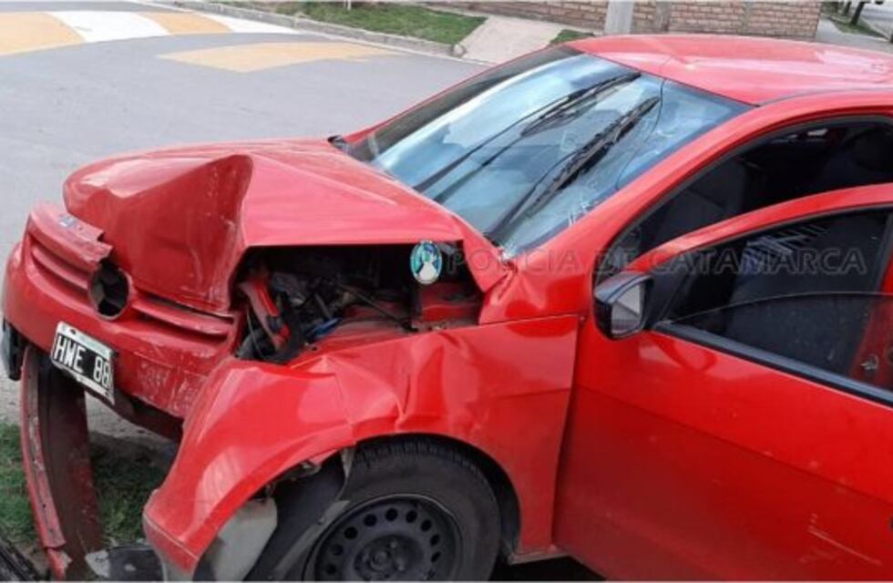 Un hombre perdió el control de su auto y chocó con un poste