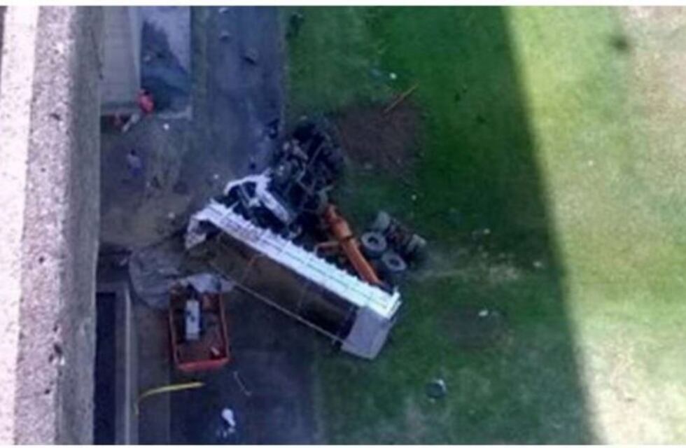 Murió el chofer del camión que cayó del Puente Zárate-Brazo Largo