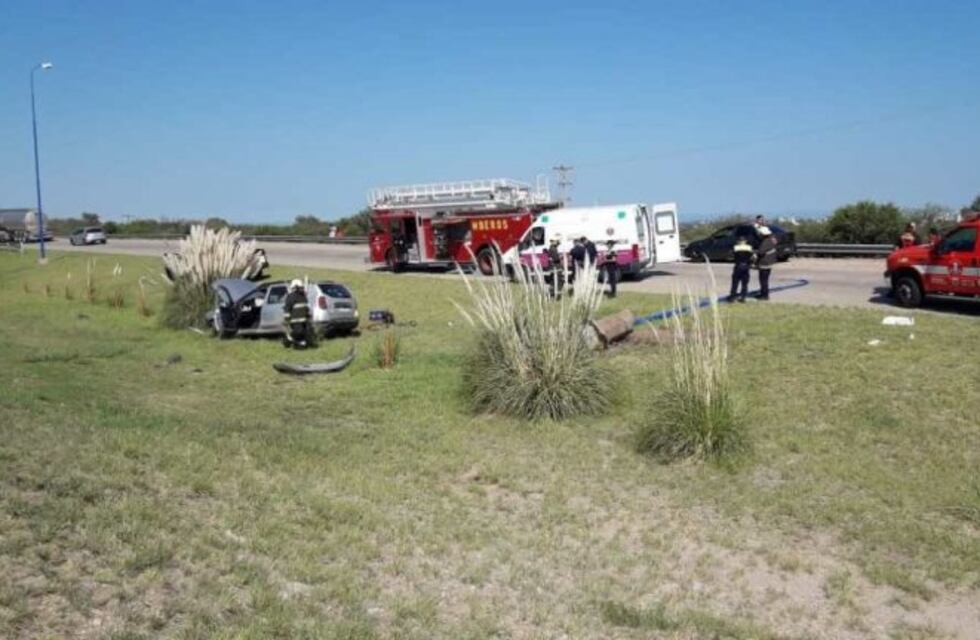 Turistas santafesinos chocaron y volcaron en la autopista Serranías Puntanas