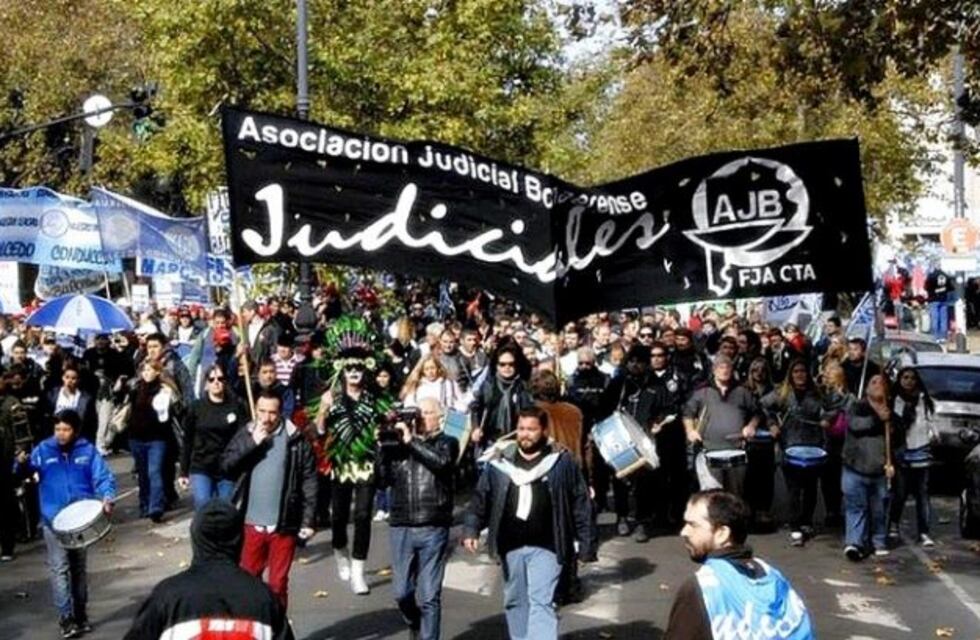 Judiciales, "al borde del colapso", marchan en La Plata