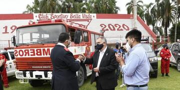 Bella Vista: Jaldo entregó un camión autobomba al cuerpo de bomberos\u002E (SECPT)