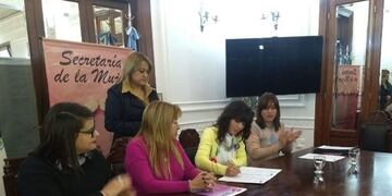 Firman convenio de capacitación por perspectivas de género