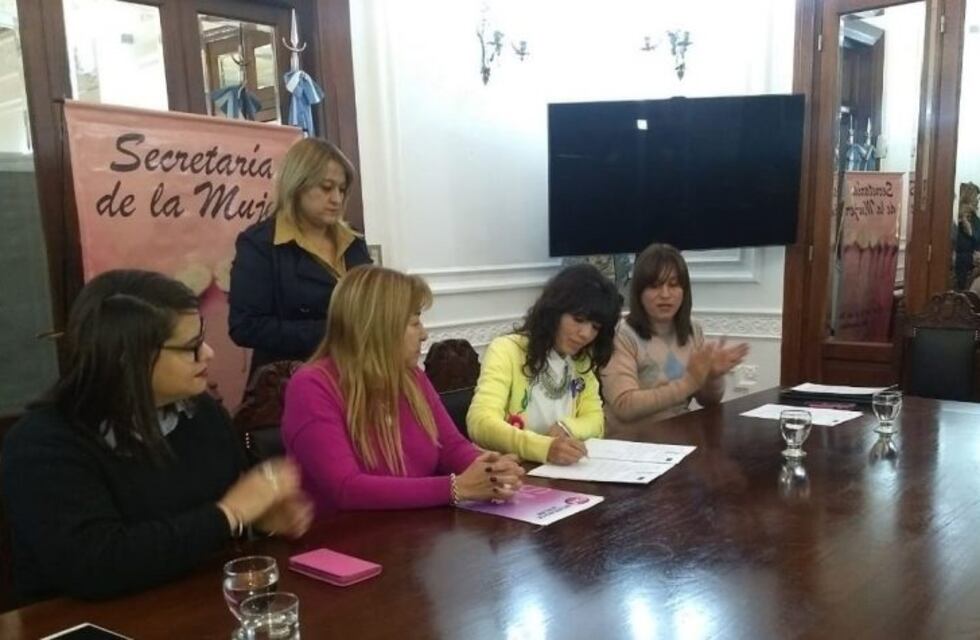 Firman convenio de capacitación por perspectivas de género