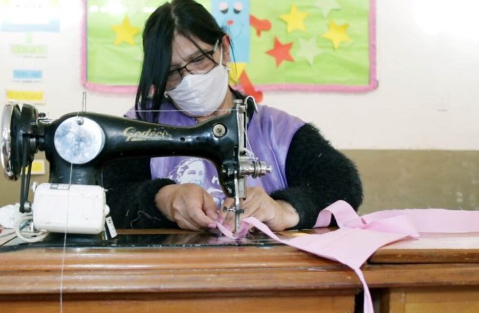 Trabajadoras y trabajadores de la economía popular fabricaron más de 100 mil barbijos