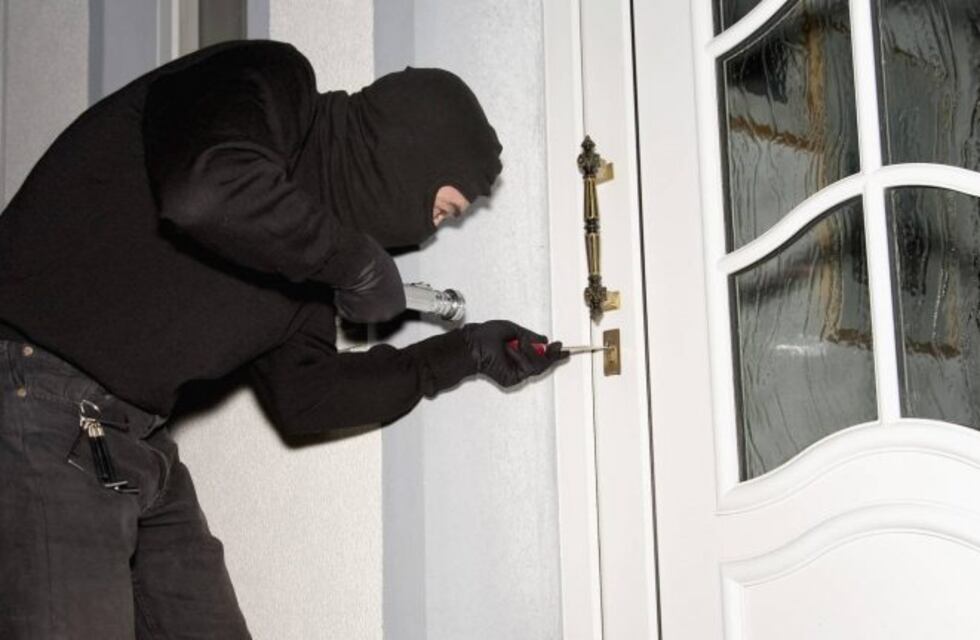 Tres personas entraron y maniataron a una mujer en su casa para robarle