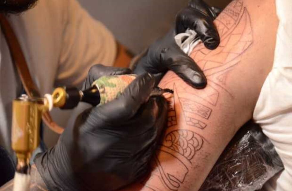 Alerta por más de 60 pacientes con infecciones en la piel producidas por tatuajes