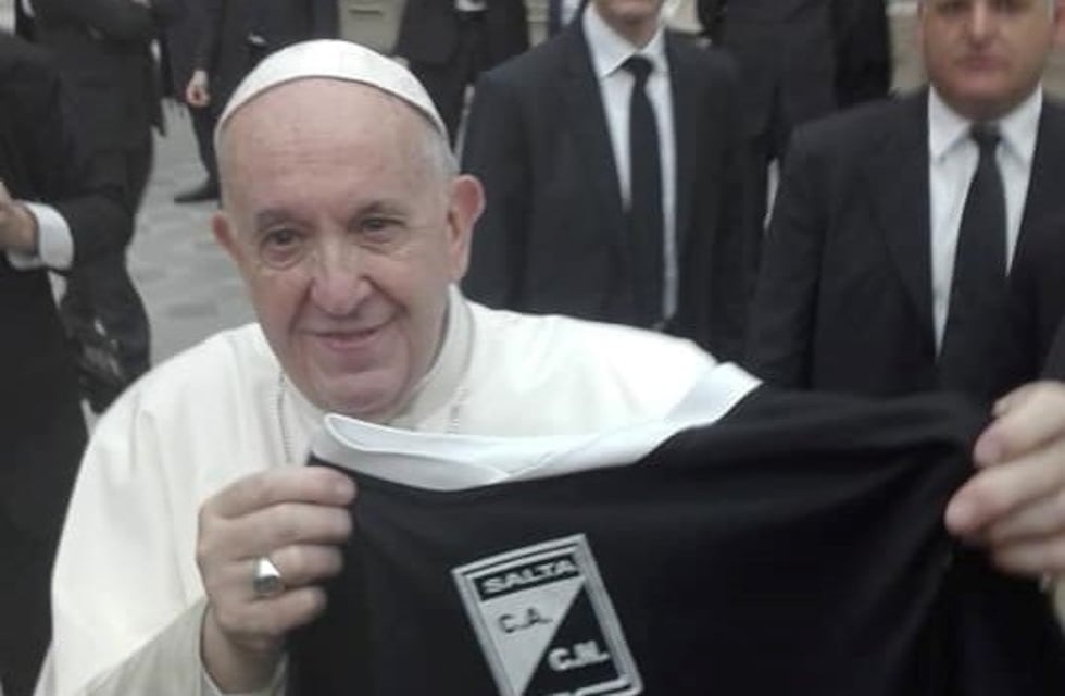 Un salteño le dio la camiseta de Central Norte al Papa Francisco