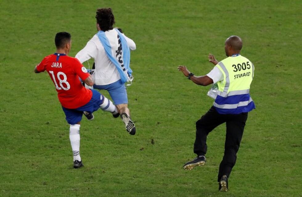 Gonzalo Jara podría ser sancionado por patear al hincha que ingresó al campo de juego ante Uruguay