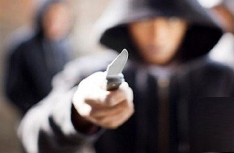 Esperaba el colectivo y la hirieron para robarle el celular