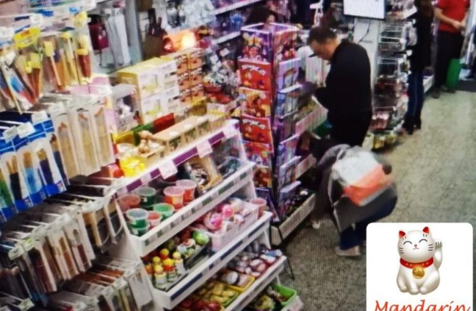 Encontró dinero en el piso, buscó por redes a la dueña y se lo devolvió