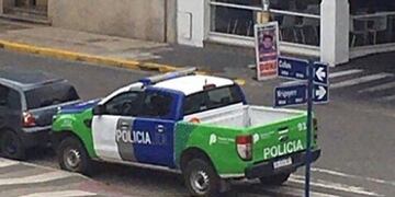 Escracharon a una camioneta de la policía tapando una rampa para discapacitados