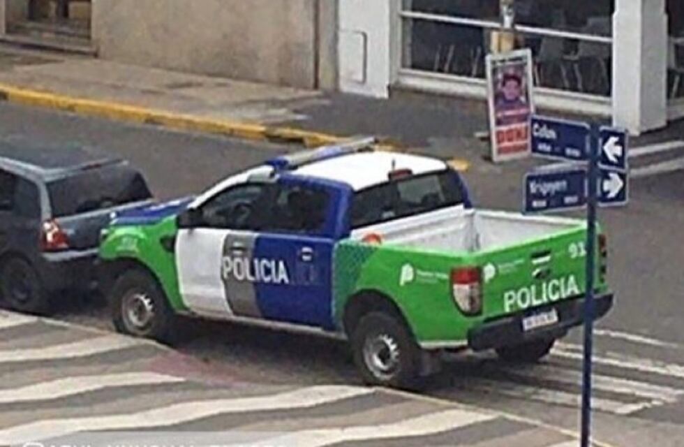 Escracharon a una camioneta de la policía tapando una rampa para discapacitados