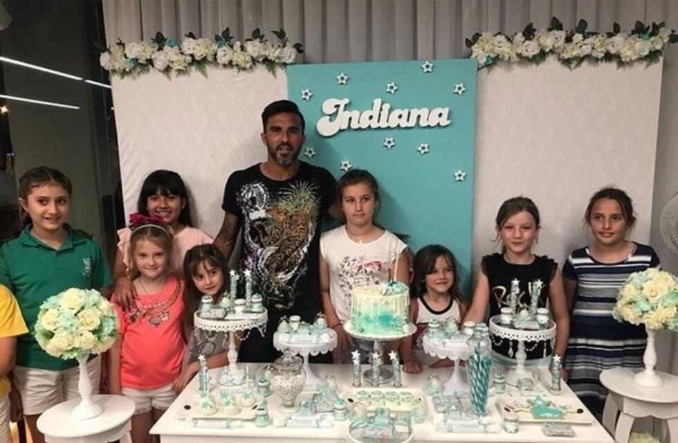 La hija de Nicole y Cubero cumplió años y llamó la atención su cara de tristeza