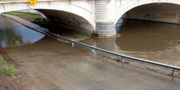 Por la creciente del Río Suquía, está cortada la Costanera en varios tramos\u002E