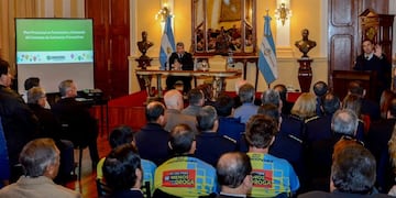 Gustavo Valdés en el Salón Amarillo anunciando el plan para combatir las adicciones\u002E