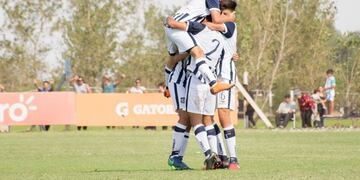 Los juveniles Albiazules, en la mejor campaña del club de barrio Jardín en torneos de AFA\u002E