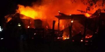 El incendio afectó a tres casas precarias, y niegan cualquier desperfecto eléctrico\u002E (Mariana López)