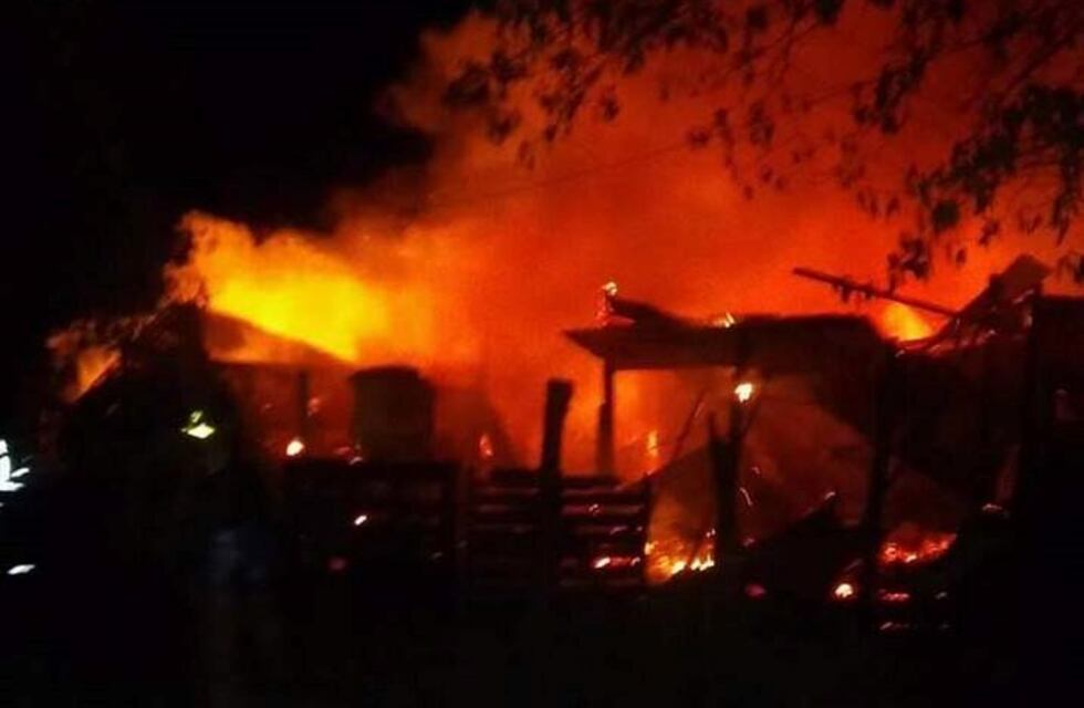 Ardieron tres casas en barrio Los Provincianos e investigan si el incendio fue intencional